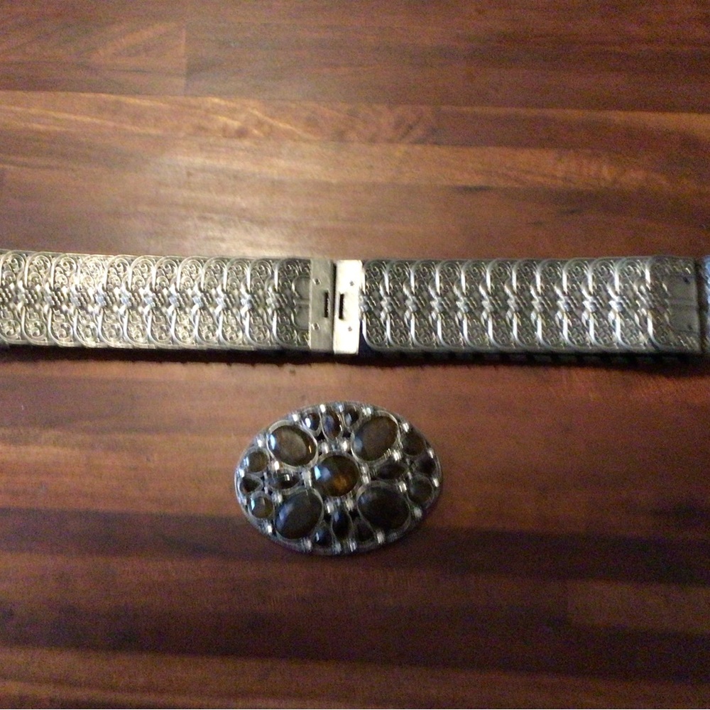 Silver stretch belt with medallion